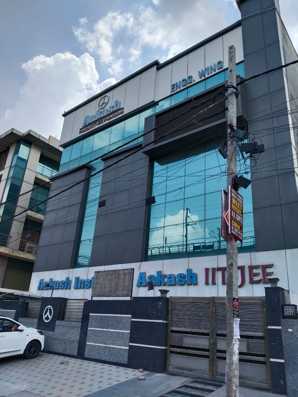 Aakash Institute (Engg. and Foundation Wing), Janakpuri, West Delhi